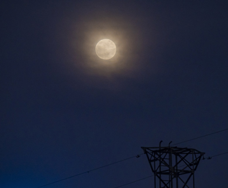 A supermoon attonitus apparuit super yongcheng