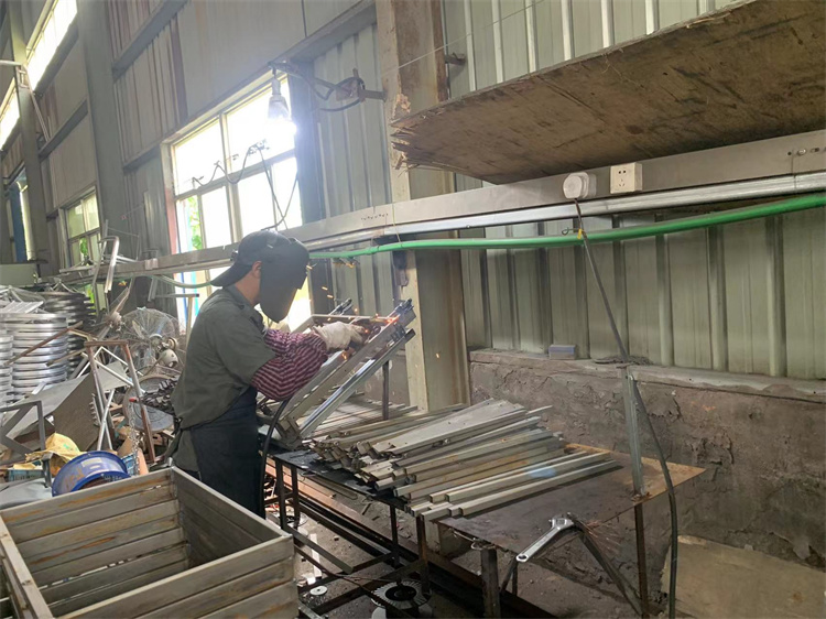 Processus productionis maturae de supellectile ponit
