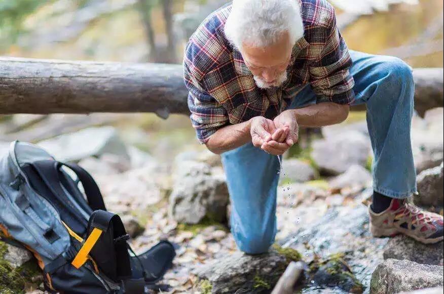 Difficile est invenire aquam in solitudine explorationis?